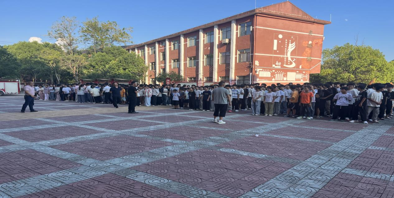 崇仁县马鞍镇初级中学开展消防安全疏散演练活动