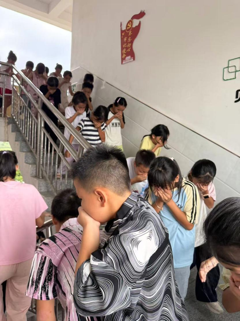 居安思危 警钟长鸣——崇仁县河上镇中心小学成功举行“9·18”防空警报试鸣暨应急疏散演练