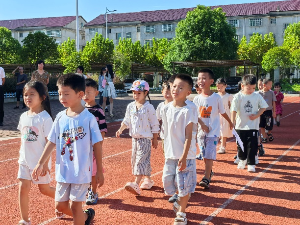 秋风送爽启新程  少年朝气正当燃——南城县凤凰学校举行2025秋季开学典礼