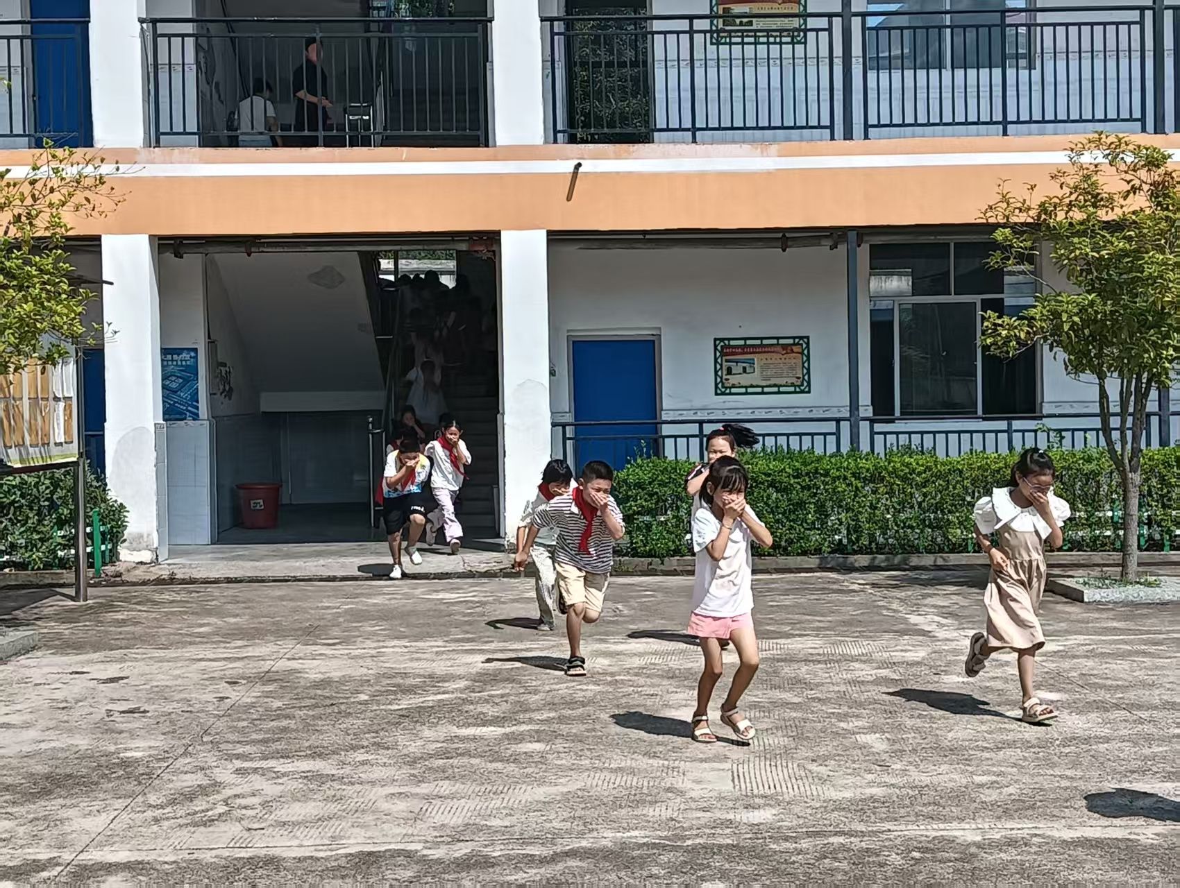 党建引领筑牢校园安全“红色防线”——乐安县南村乡中心小学开展无脚本消防演练