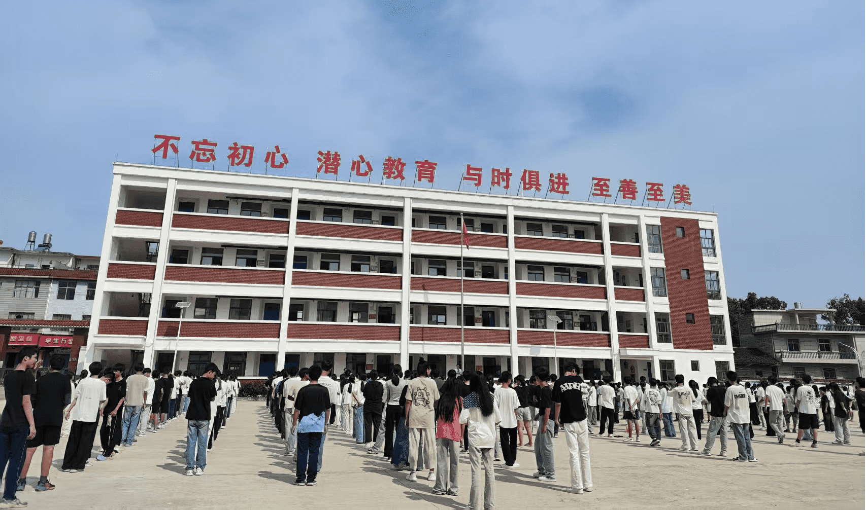 乐安县湖坪中学举行升旗仪式暨国旗下讲话安全教育主题活动