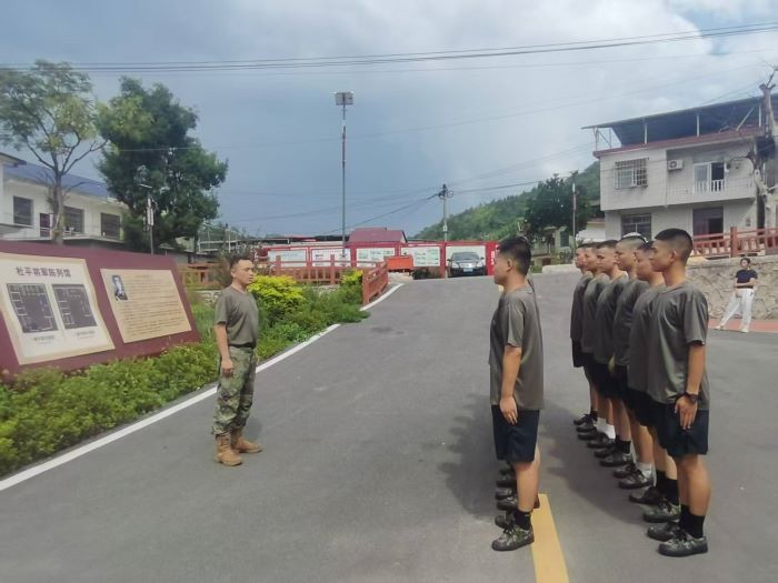传承红色基因 坚定参军信念 万载县黄茅镇组织役前新兵开展革命传统教育活动