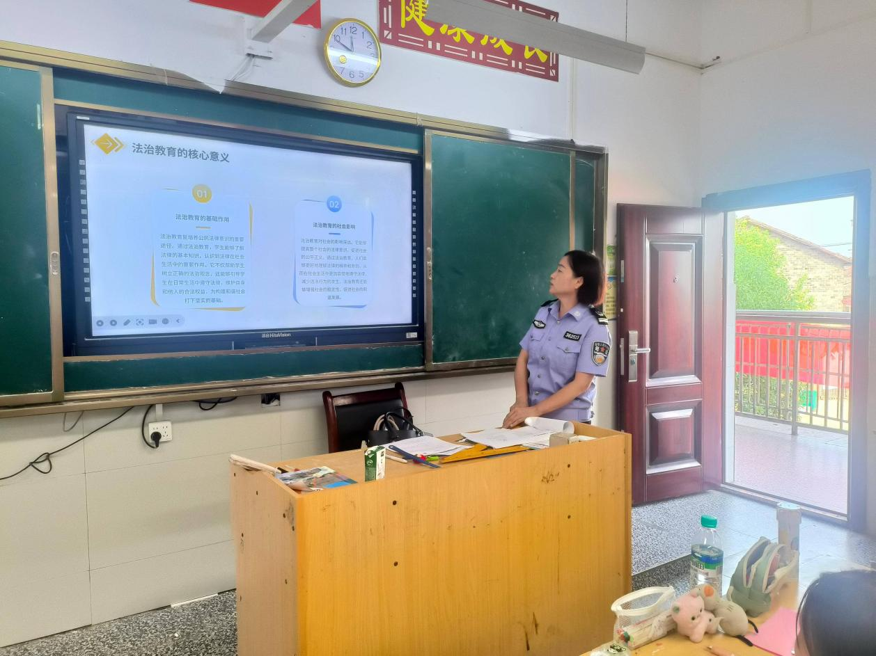 拒绝校园欺凌 守护少年花开——崇仁县巴山镇中心小学关工委开展法治副校长入校园活动