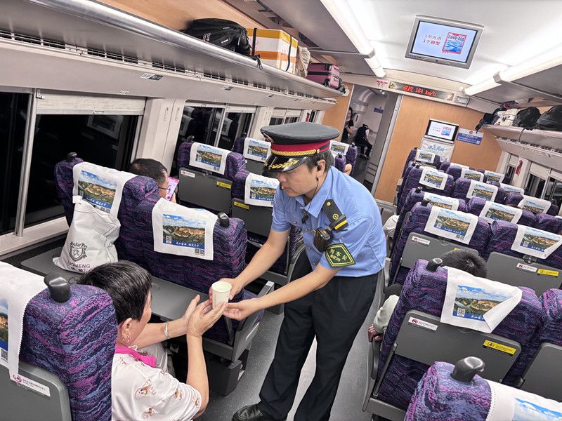 列车热情服务 温暖老人旅途