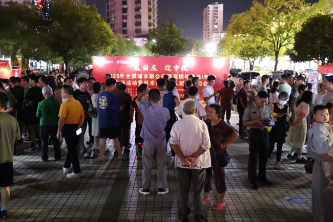 丰城市举办2025年全国城市联合招聘高校毕业生专场活动暨秋季退役军人现场招聘会