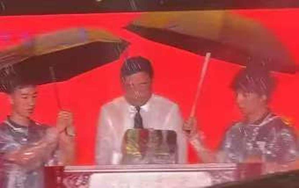 长天新闻丨江右暖评：为校长撑伞走红，有温度的幽默才是网络该有的底色