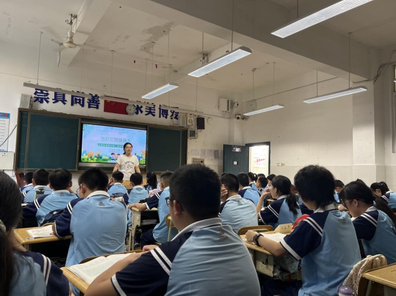传承文明薪火 争做时代新人——九江三中初一年级开展“当好文明接班人”主题班会活动