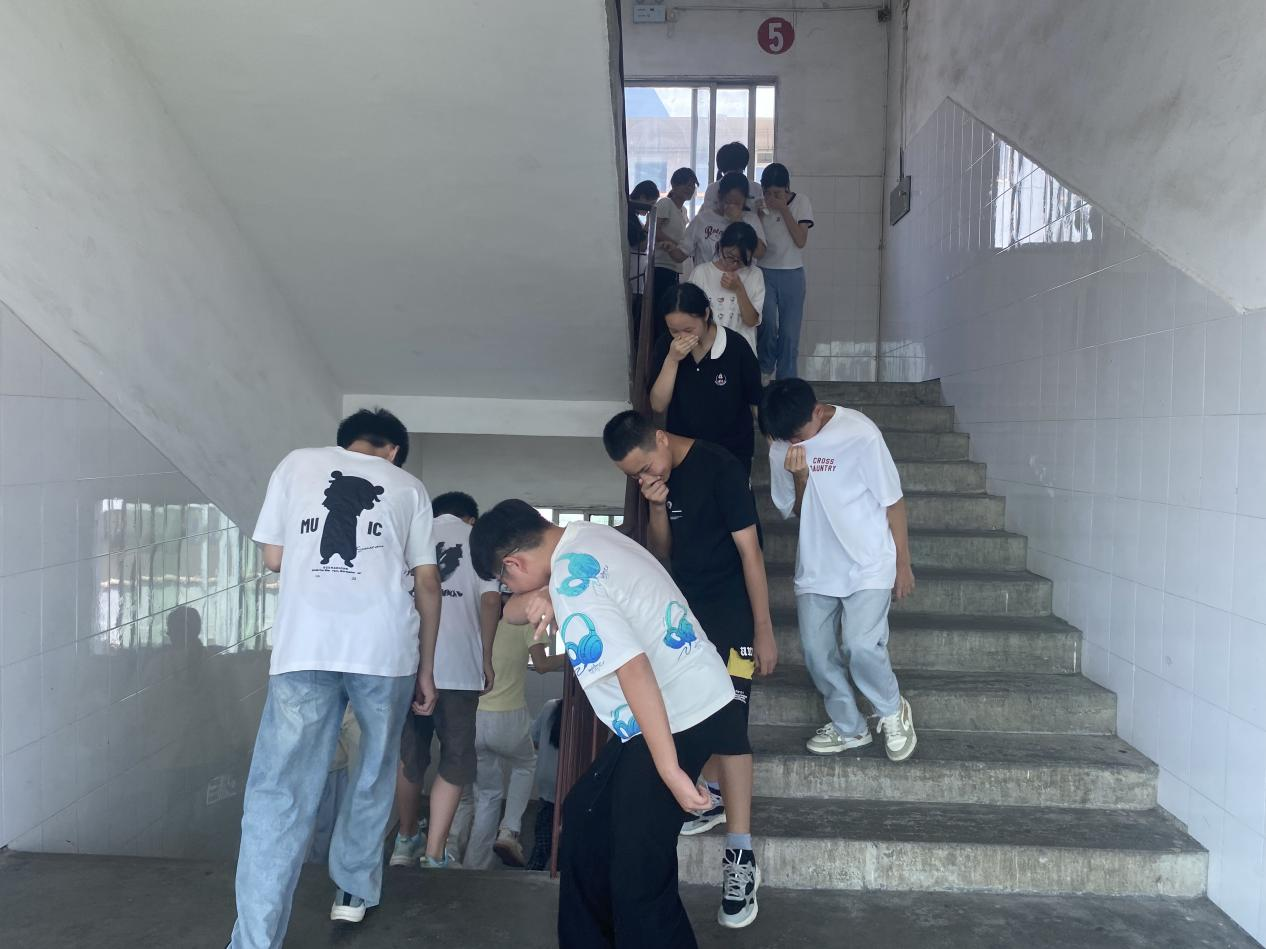 崇仁县道南学校开展2025年秋季消防应急逃生演练  筑牢校园安全防线