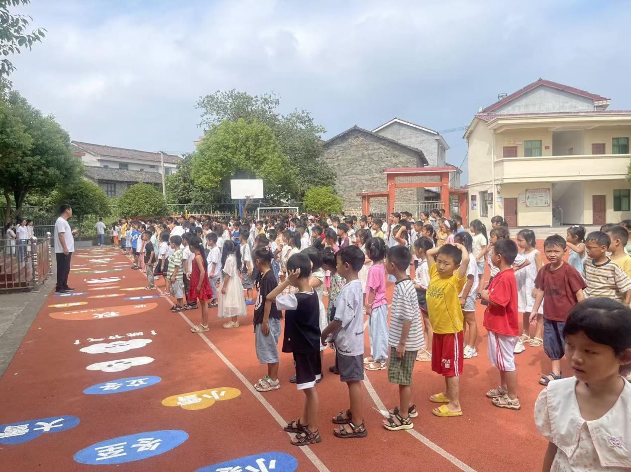 铭记历史守初心 演练护航助成长——崇仁县巴山镇中心小学关工委开展“九一八”防空疏散活动