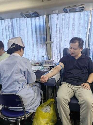 丰城市拖船镇：干群传递正能量 无偿献血献爱心