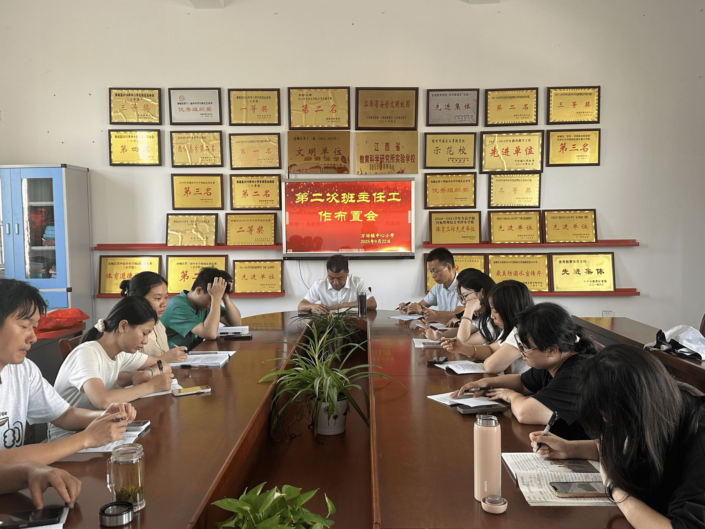 守护学子平安路，共筑校园安全墙——南城县万坊镇中心小学开展交通安全专项整治行动