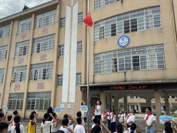 逐梦新学期，绽放七彩光——南城县万坊镇中心小学举行2025年秋季开学典礼暨教师节庆祝活动