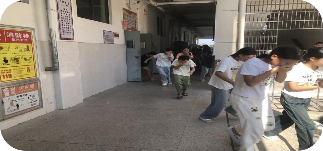 崇仁县白陂乡初级中学开展消防应急疏散演练