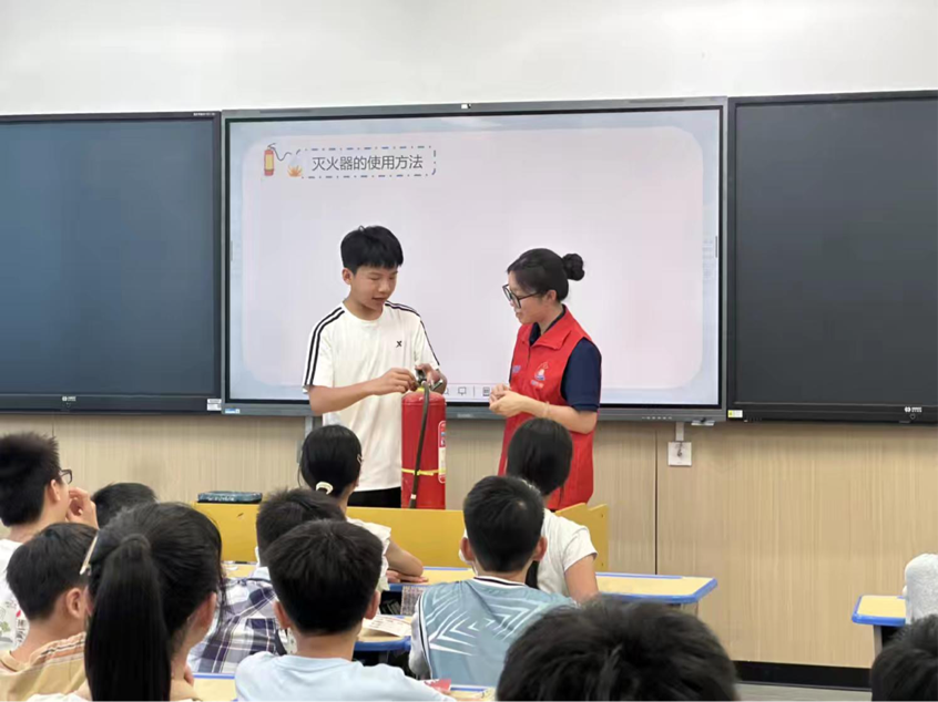 消防知识驻心间，平安校园共创建——南城县登高学校开展消防知识进校园活动
