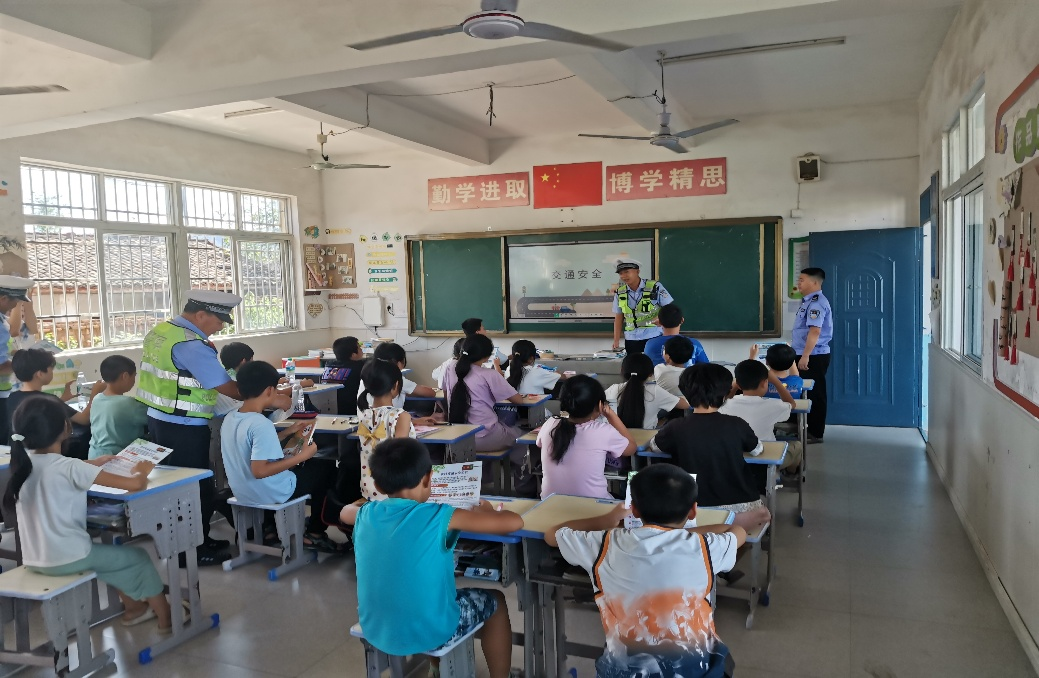 平安出行，幸福人生——南城县徐家镇中心小学联合临坊交警中队、徐家司法所开展交通安全宣传活动