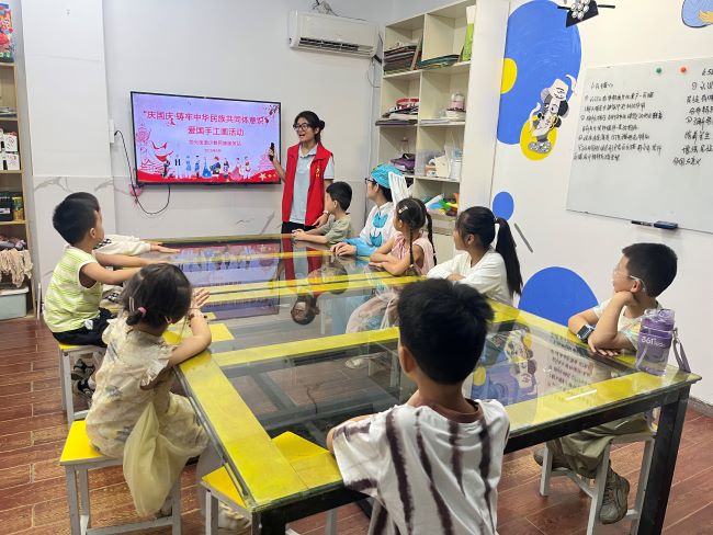 丰城市剑光街道少数民族服务站开展国庆手工画活动 绘就民族团结同心圆