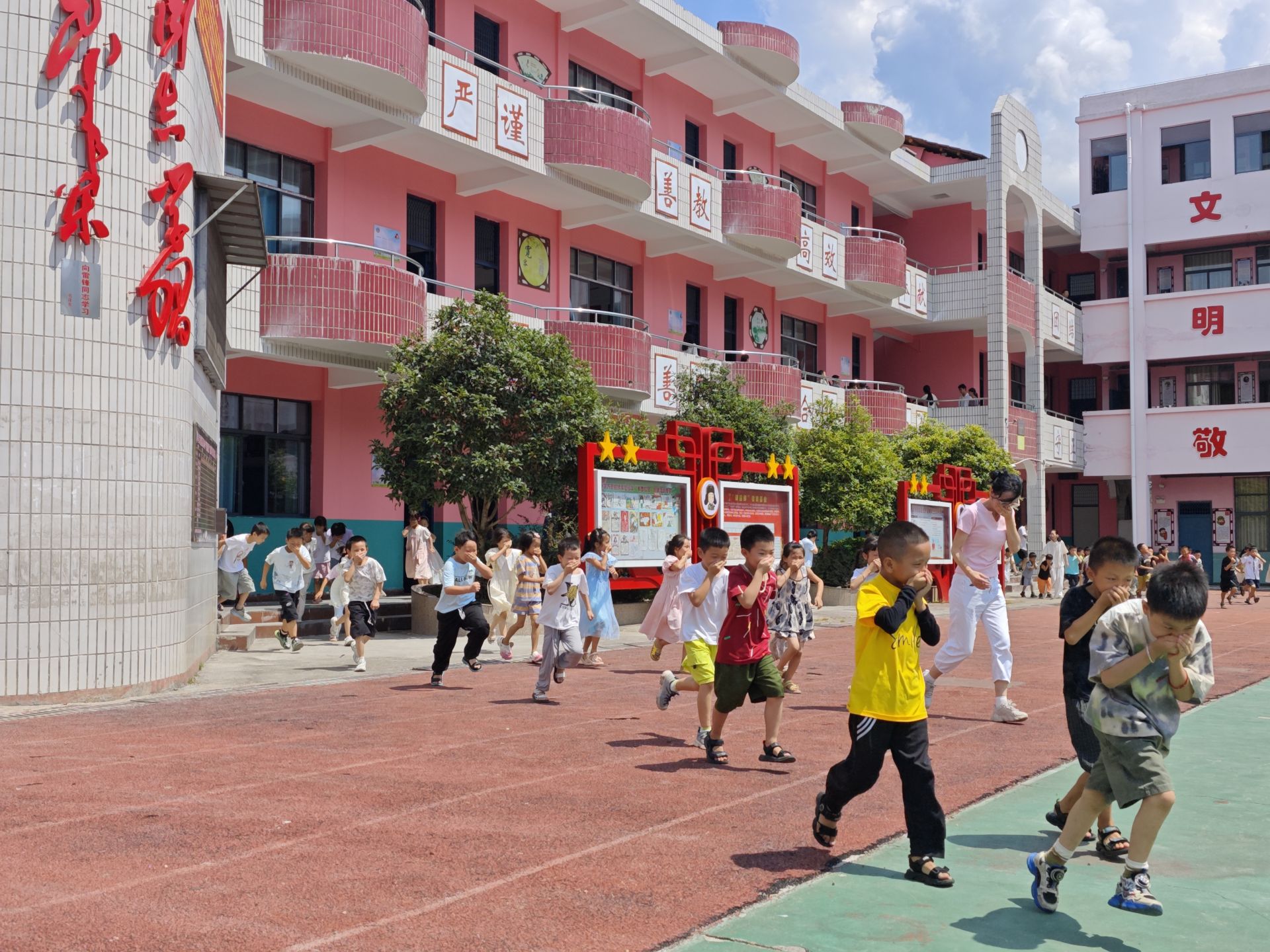 乐安县申银万国招携希望小学举行消防疏散演练