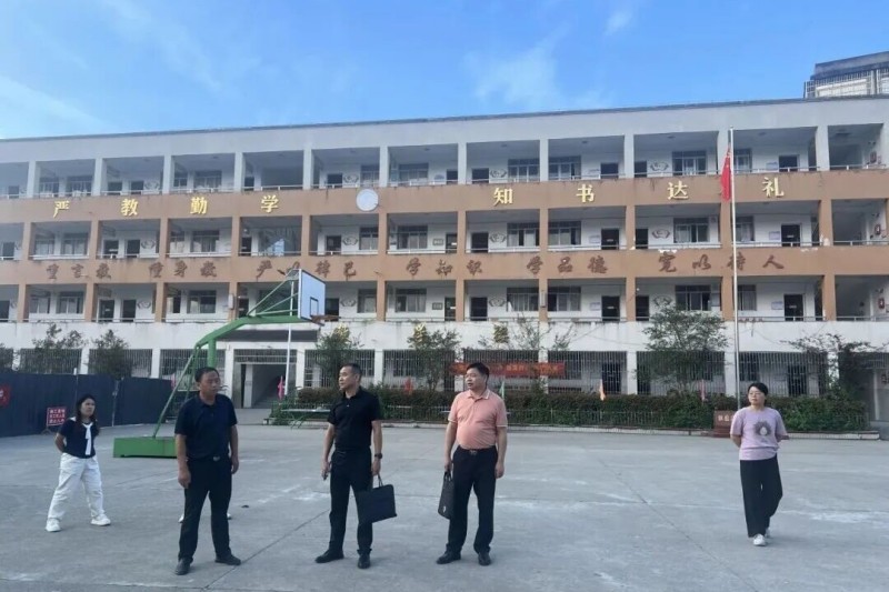 九江市修水县教体局党组书记、局长吴文华以“四不两直”方式到乡镇学校调研