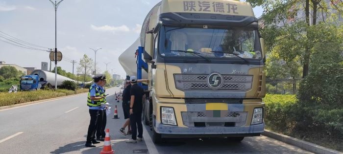 双节将至护平安 江西省交通运输执法局十支队二大队筑牢大件运输安全防线