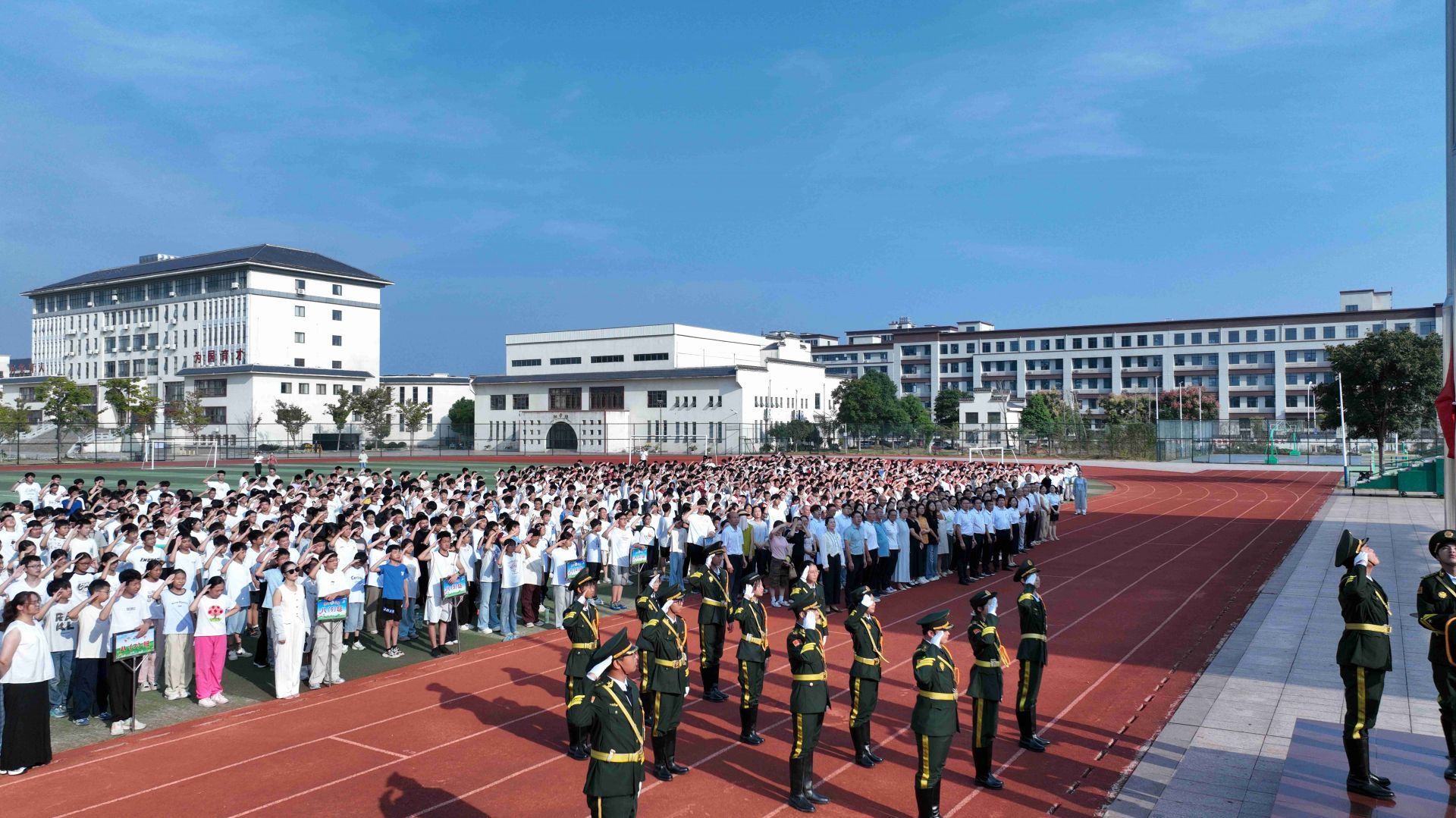 向国旗敬礼，担时代重任——南城县泰伯学校举行“向国旗敬礼”主题升旗仪式