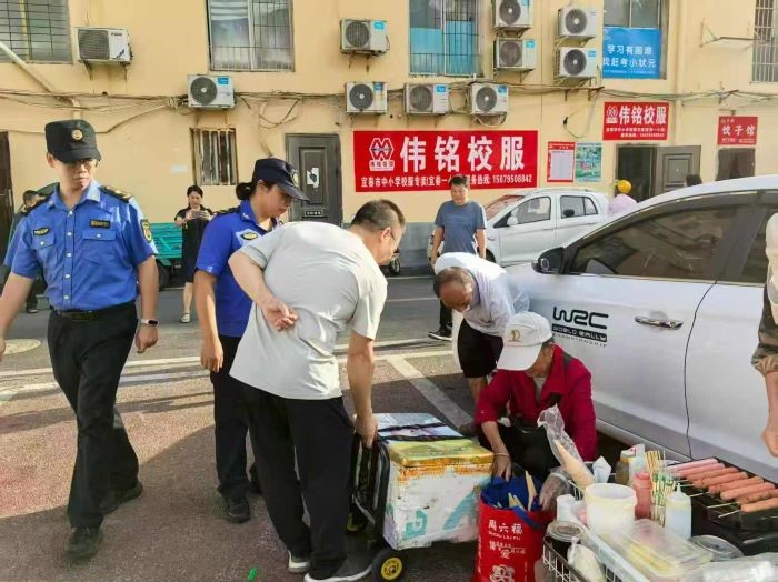 宜春市袁州区灵泉街道携校方联动整治 破解宜春一小周边“堵”与“忧”
