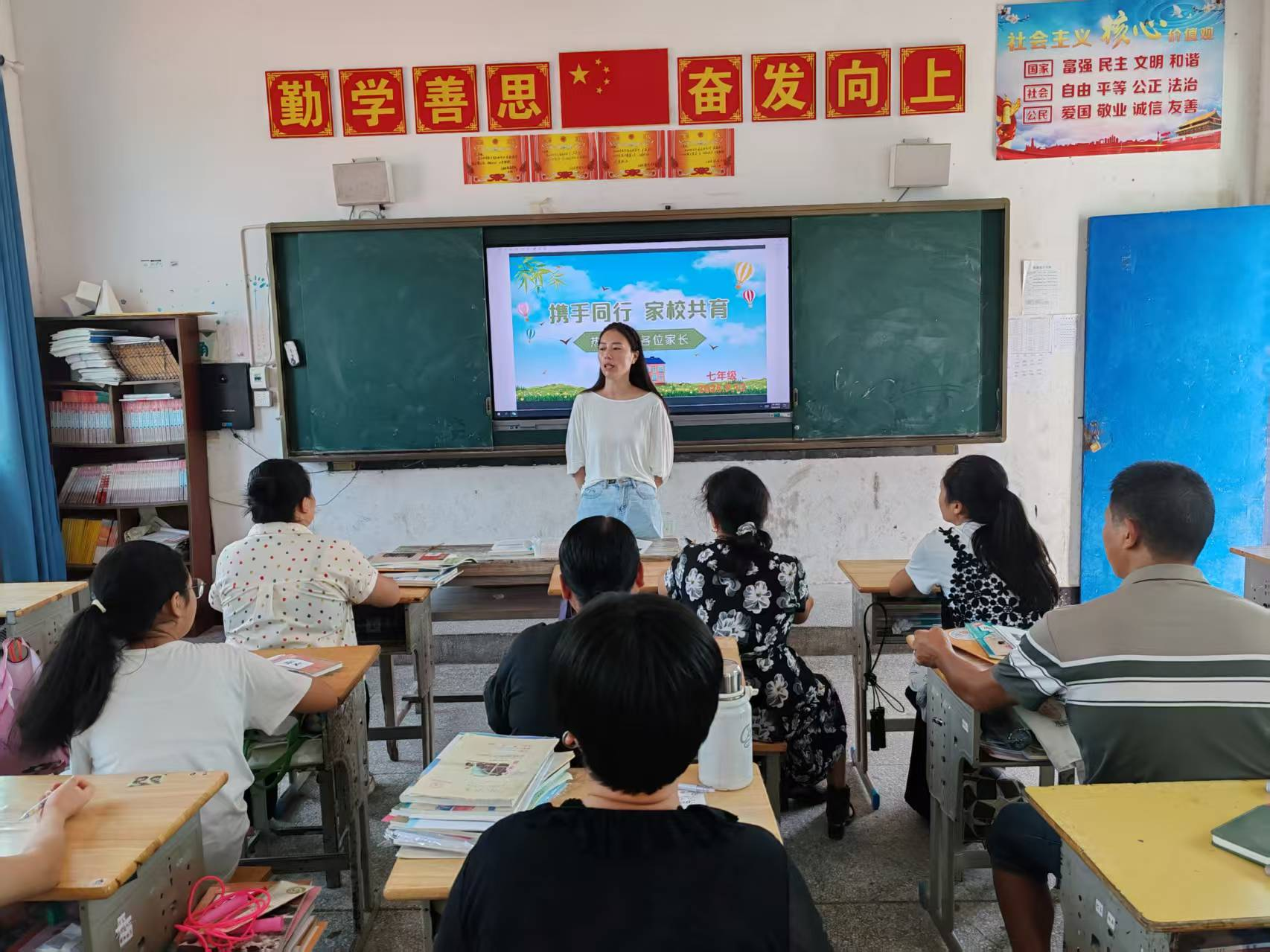携手同行 家校共育——乐安县潭港学校召开安全工作专题家长会