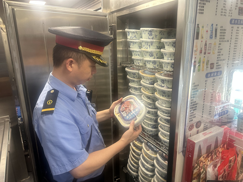 加强餐车检查 确保食品安全
