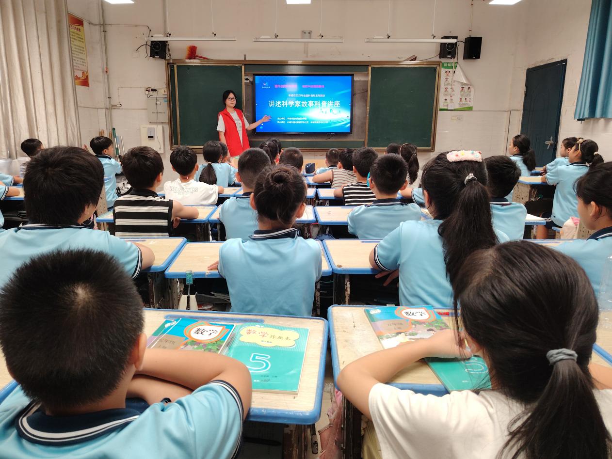 丰城市剑光街道卫东社区：科学家精神进校园 点燃少年科学梦想
