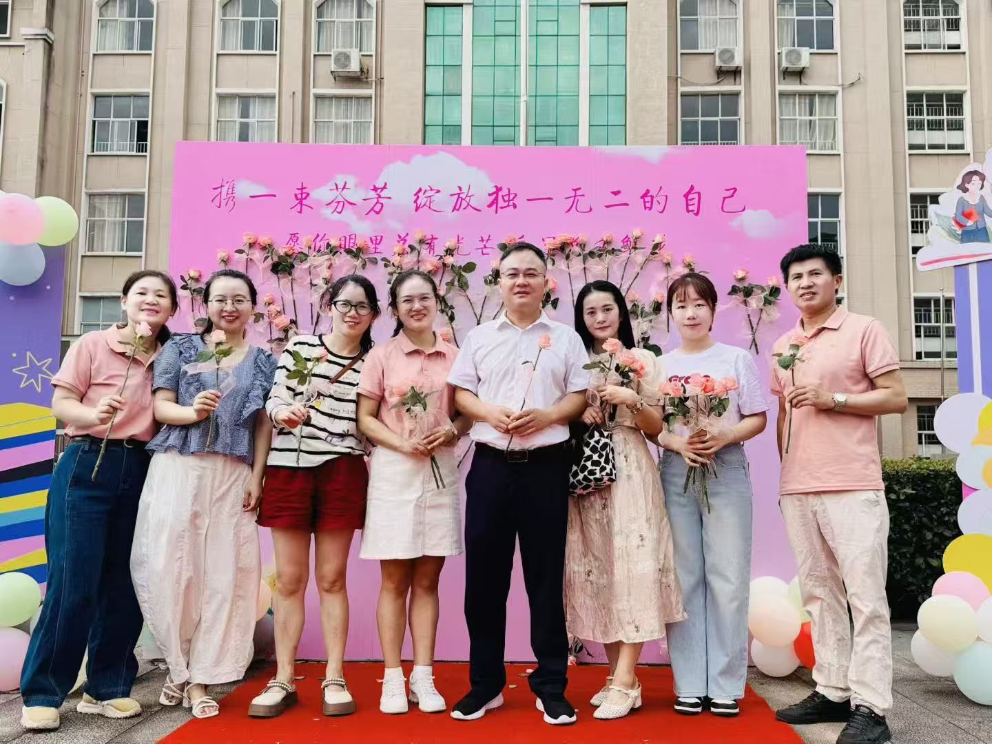 金溪县锦绣小学开展庆祝教师节送鲜花活动