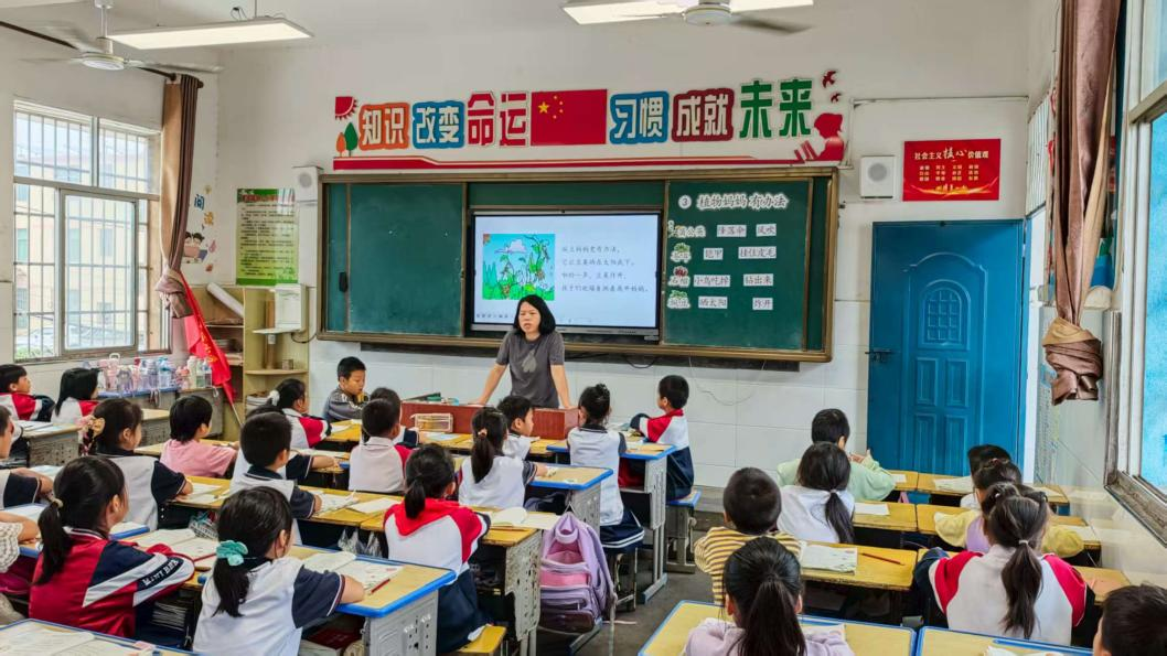 临川区展坪镇中心小学：区域学科教研活动启幕，多学科课堂+讲座赋能教育发展