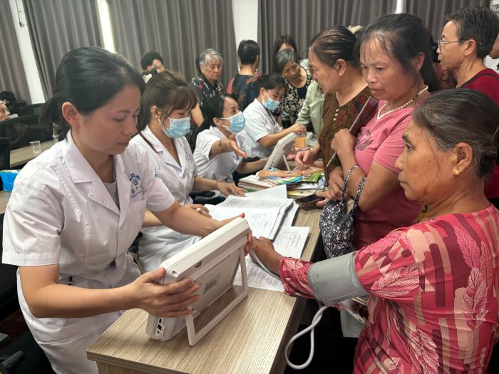 上高县敖阳街道：医护人员进社区 共筑健康防线