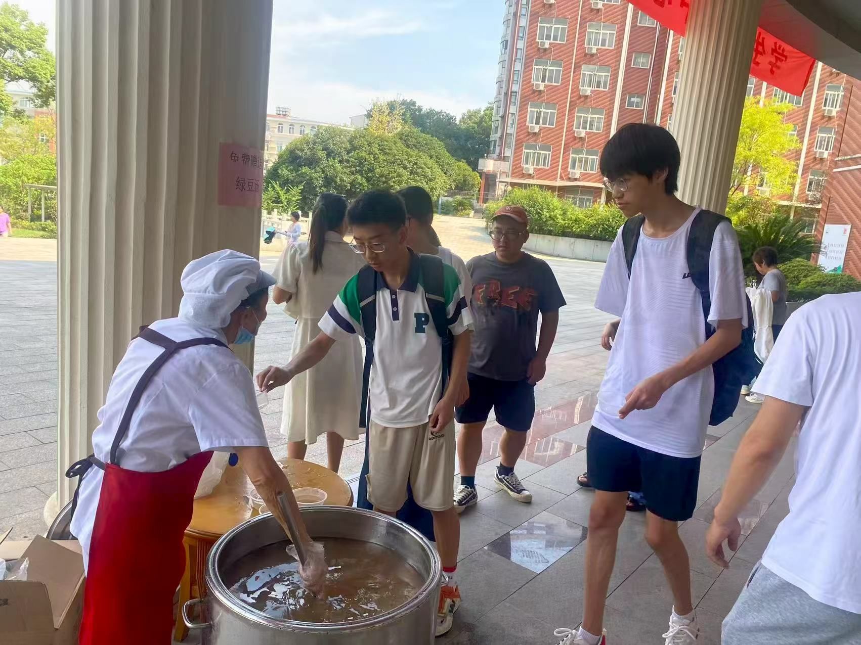 一碗绿豆汤，一份开学礼——九江外国语学校用温情迎接新学子