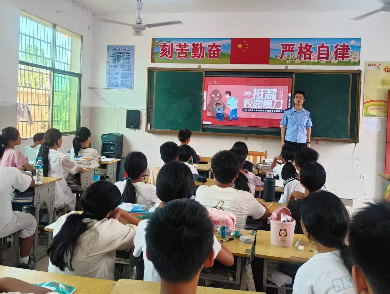 警校携手筑防线，守护成长护平安——崇仁县孙坊中学开展安全教育活动