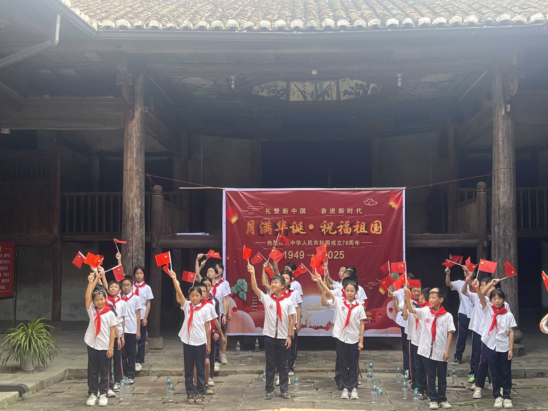 党建引领践初心，红色基因育新人——乐安县湖坪小学党支部开展红色文化教育活动
