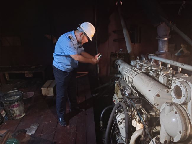 江西省交通运输执法局十支队十二大队协助做好船舶分割巡查管理工作