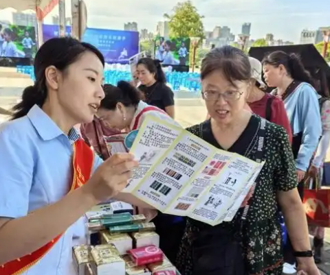 以“赣超精神”守好“钱袋子” 邮储银行景德镇市分行开展反假货币知识宣传活动