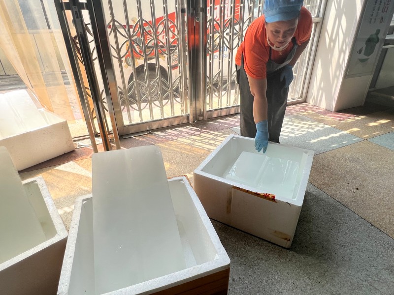 食堂添“冰”意 校园传温情——九江市第十一中学食堂巧用冰块降温 为师生营造清凉就餐环境
