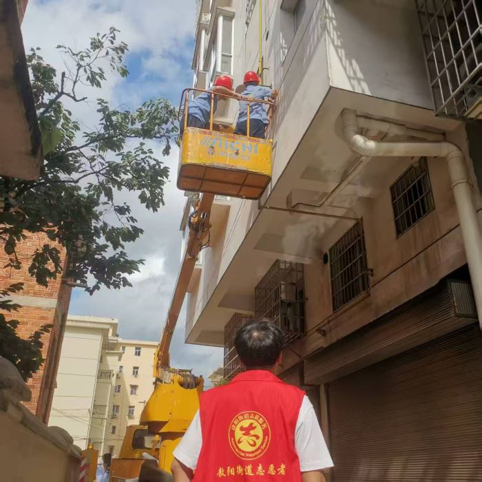 上高县敖阳街道：维修路灯暖民心 照亮群众幸福路