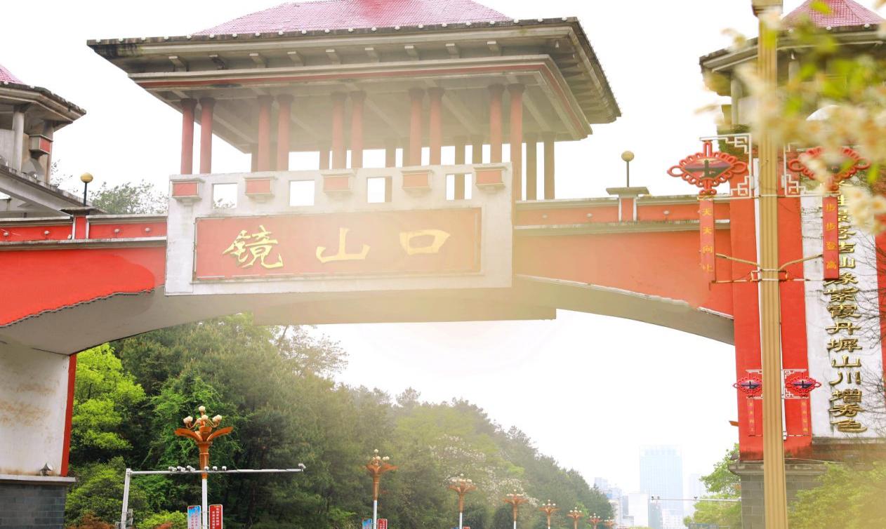 上高城管深耕精细化管理，绘就双节城市新图景