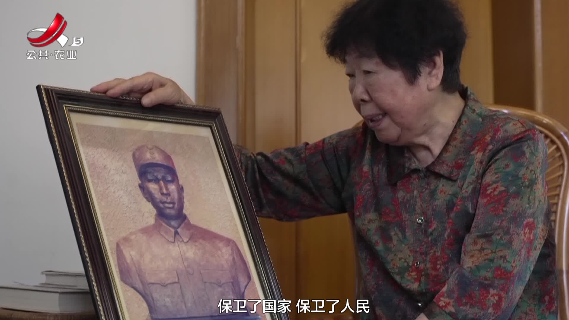 【新闻特写】爸爸 我们一起“看”九三阅兵