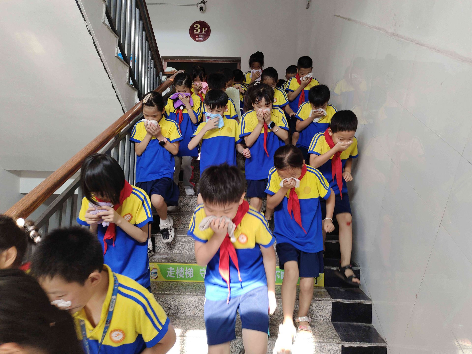 金溪县锦绣小学开展消防安全应急疏散演练活动