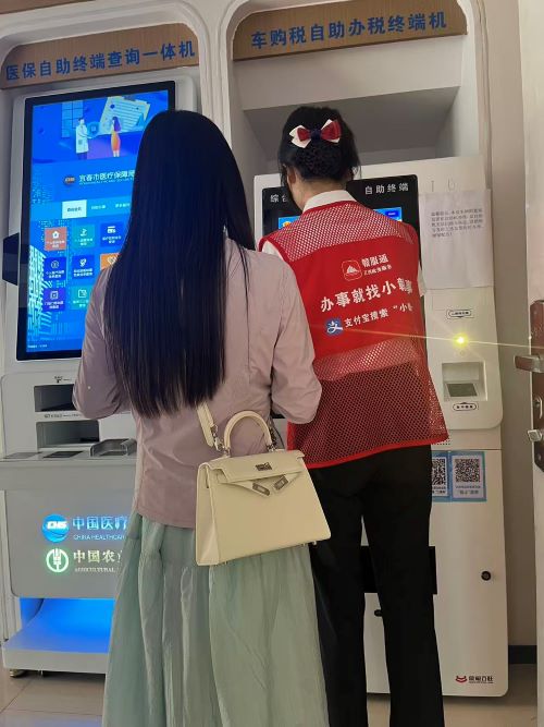 万载县政务服务中心：面对面服务暖民心 肩并肩帮办解民忧