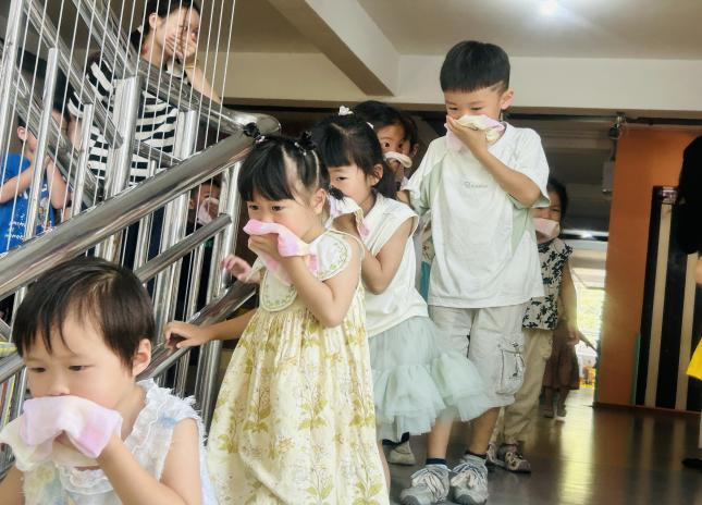 以“演”筑防，防患未“燃”——崇仁县幼儿园关工委开展消防疏散演练活动