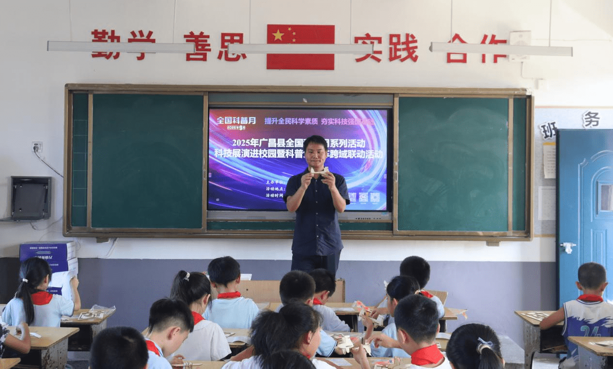科普进校园，科技润童心——科技展演暨科普大篷车走进广昌县第三小学