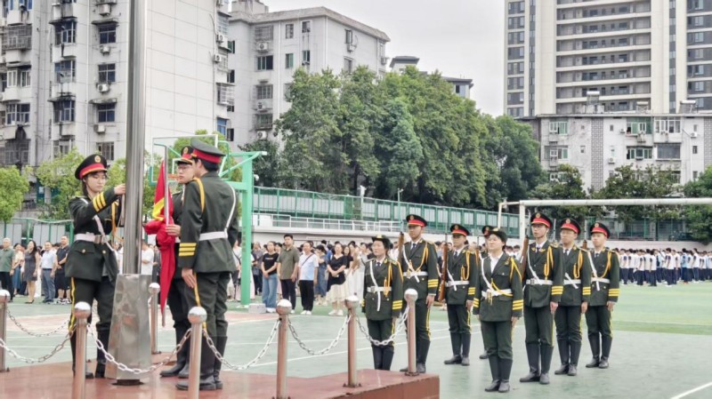 薪火传承照征程 爱国情怀启新篇——九江市第三中学甘棠湖校区举行2025年秋季开学升旗仪式