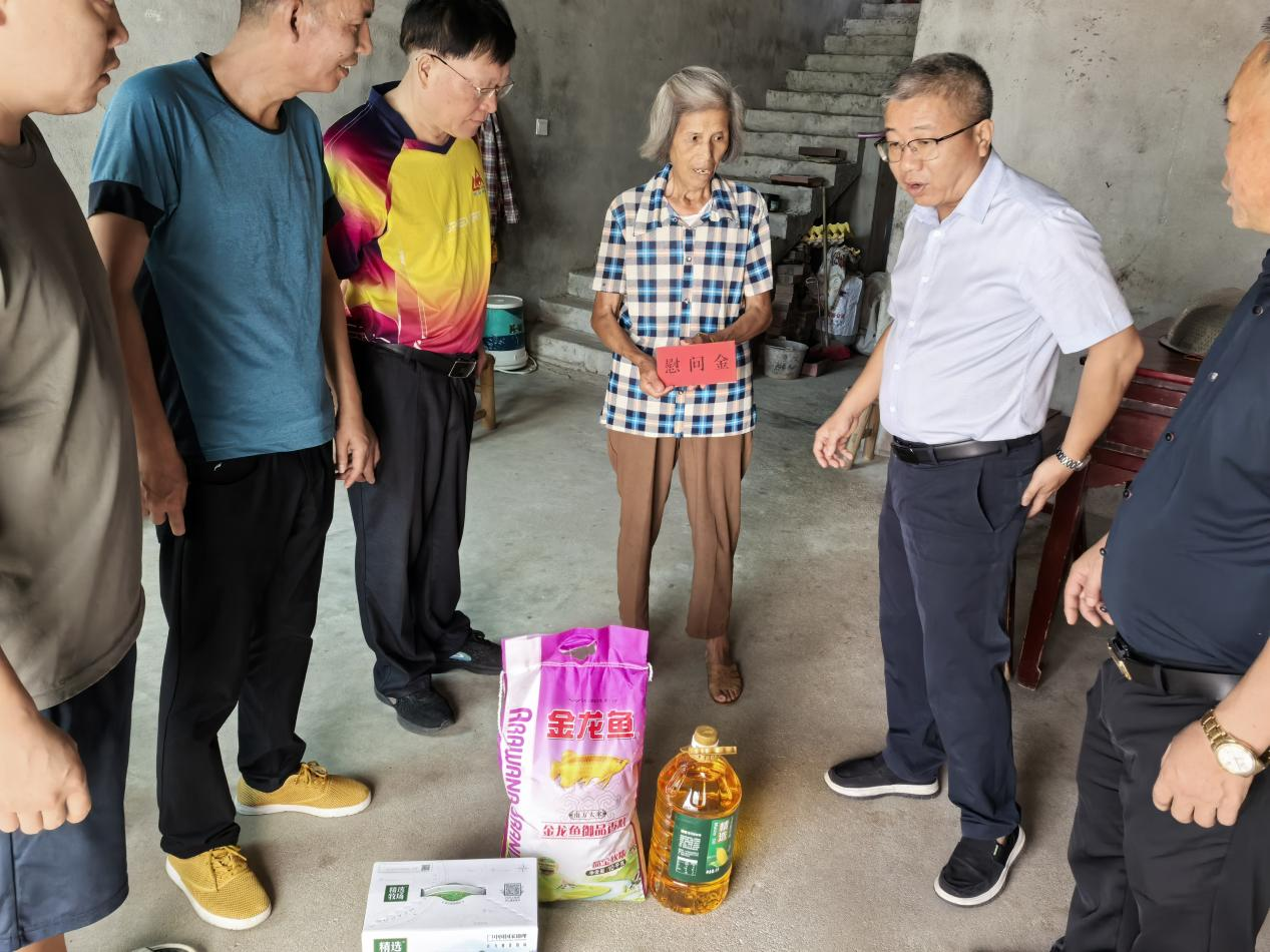 真情暖双节 关爱润心田——乐安县残联开展“中秋、国庆”双节送温暖活动