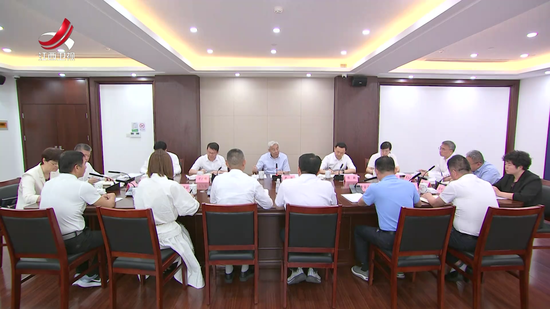 尹弘在省委信访局与来访的建筑企业代表交流时强调 用心用情帮助建筑企业排忧解难 共同推动全省建筑业平稳健康发展