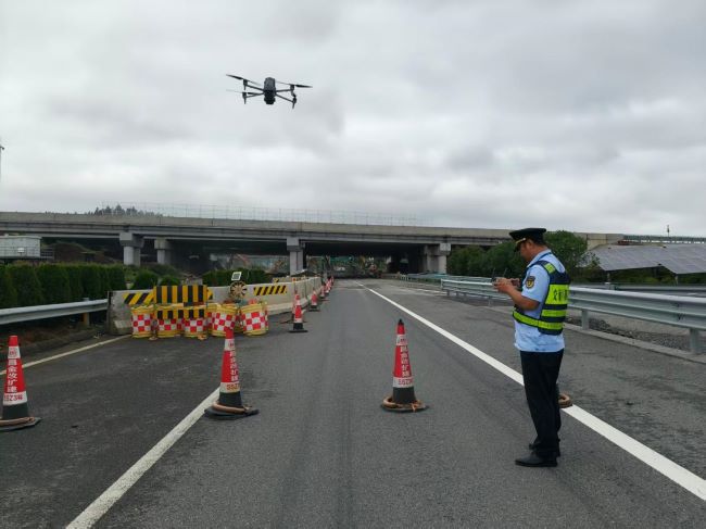 江西省交通运输执法局十支队七大队筑牢上莲高速桥梁拆除安全线