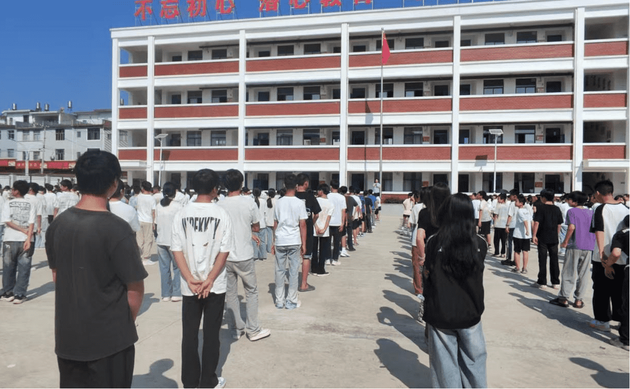 凝心聚力启新程，安全教育护成长——乐安县湖坪中学举行国庆假期返校主题升旗仪式暨国旗下讲话活动