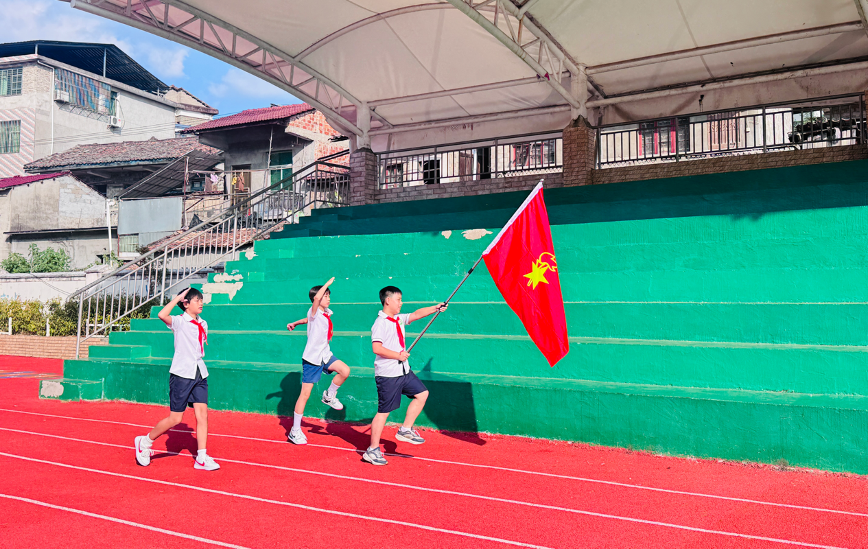 强国复兴有我 争当新时代好少年——宜黄县实验小学举行少先队员入队仪式